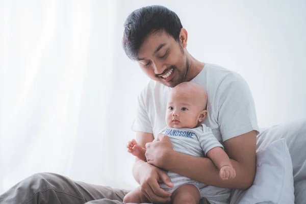 Vader draagt zijn baby zoon samen spelen — Stockfoto