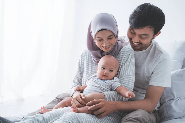 Muslimský rodič s úsměvem chlapeček — Stock fotografie