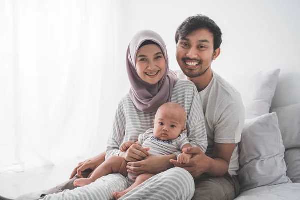 Parent musulman avec bébé garçon souriant — Photo