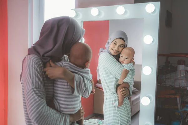 Мусульманская женщина с хиджабом играет со своим ребенком — стоковое фото