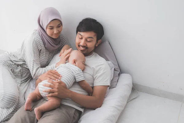 Мусульманські батьки зі своєю новонародженою дитиною насолоджуються разом — стокове фото