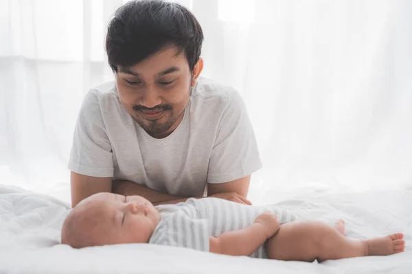 침대에서 자고있는 동안 아버지보고 그의 아기 아들 얼굴 — 스톡 사진