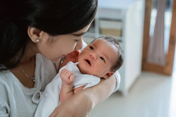 Primer plano madre besos bebé hija —  Fotos de Stock