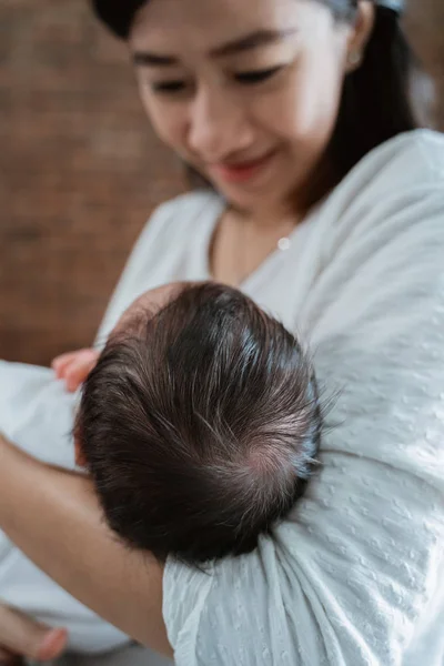 Asian mother embrace carrying newborn little daughter — Stock Photo, Image