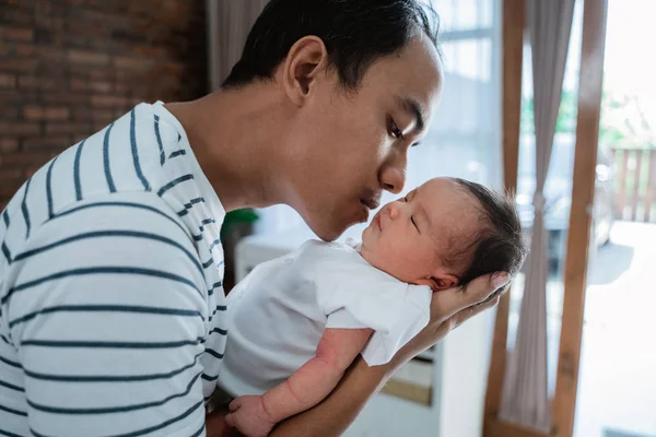 Amoroso padre besar poco bebé hija — Foto de Stock