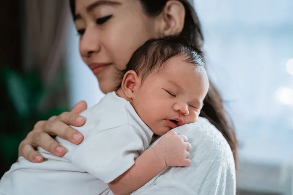 Asiatiska mamma omfamna redovisade nyfödda lilla dotter — Stockfoto