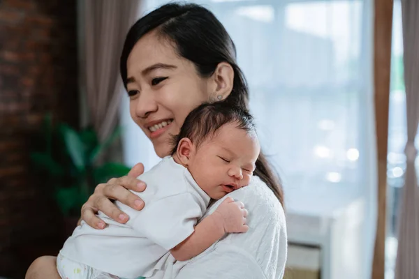 Moeder draagt schattige kleine dochter — Stockfoto