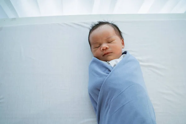 Carino piccola figlia quando adorabile sonno — Foto Stock