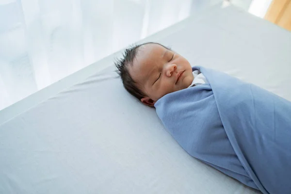 Bambino figlia con coperta sul sonno adorabile — Foto Stock