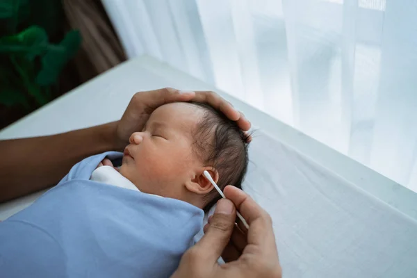 Aziatische baby meisje gereinigd oren — Stockfoto