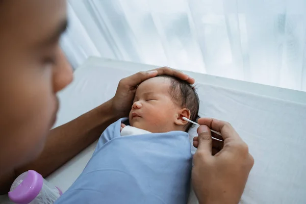 Kärleksfull far rengöras Baby Girl öron — Stockfoto