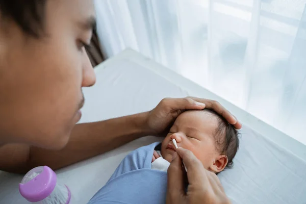 Kärleksfull far rengöras Baby Girl näsa — Stockfoto