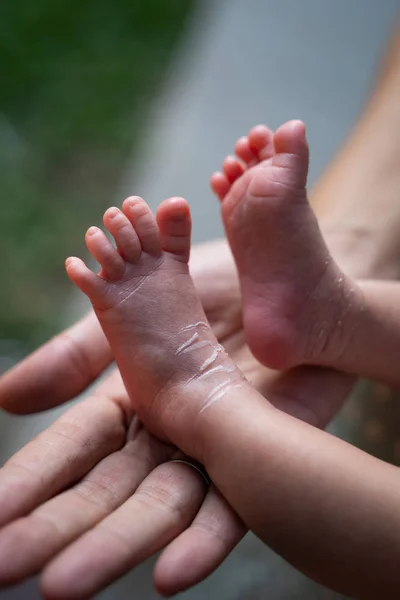 Mãe segurando pé de bebê — Fotografia de Stock