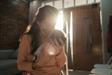 küçük bebek uyurken annesi taşır