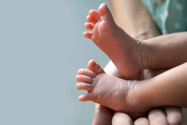 Mutter hält Fuß des Babys — Stockfoto