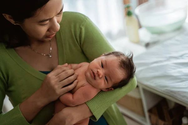 Asiatische Mutter trägt kleine Tochter — Stockfoto