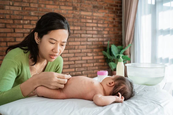 아시아 어머니 청소 배꼽 작은 아기 — 스톡 사진