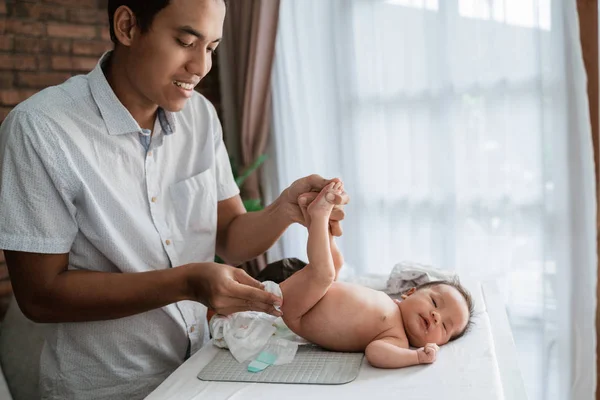 Aziatische vader veranderen baby luiers — Stockfoto