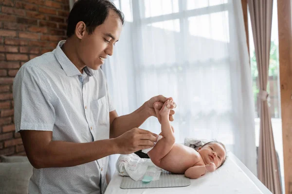 Expressão do pai quando mudar fraldas para os bebês — Fotografia de Stock