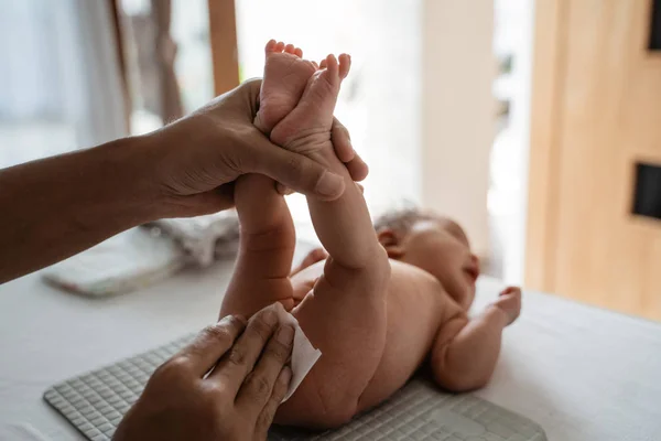 Asiatiska far gnugga baby skinkor — Stockfoto