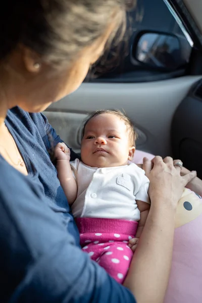 Bebê deitado no colo mães enquanto no carro — Fotografia de Stock