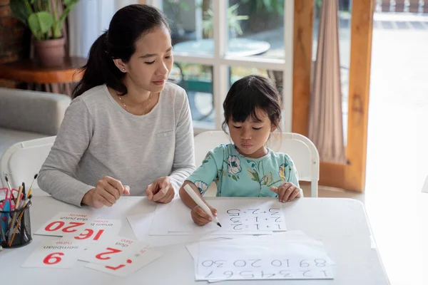 Madre enseñando matemáticas básicas a su hijita — Foto de Stock