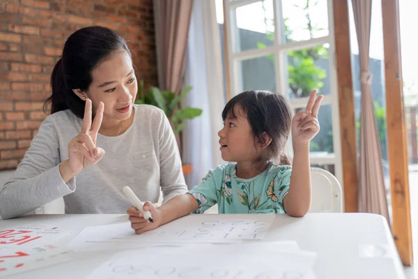 Mama i dziecko uczą się matematyki razem w domu — Zdjęcie stockowe