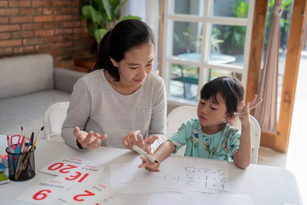 Mamá y el niño aprendiendo matemáticas juntos en casa — Foto de Stock