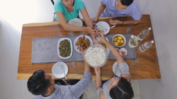 亚洲人吃午饭 — 图库视频影像