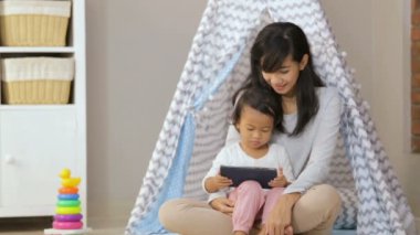 Evde oynarken tablet kullan