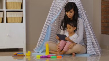 Evde oynarken tablet kullan