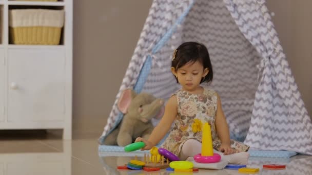 Brincadeira de criança com brinquedos em casa — Vídeo de Stock