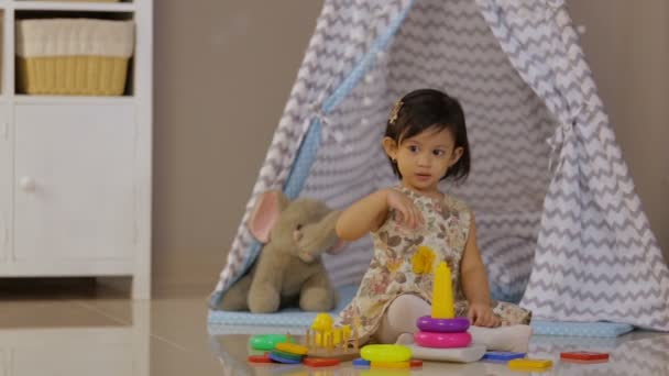 Bebek evde oyuncaklarla oynuyor. — Stok video