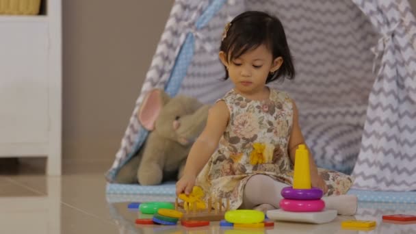 Barn leka med leksaker hemma — Stockvideo