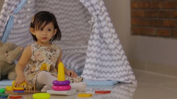 Kleinkind spielt zu Hause mit Spielzeug — Stockvideo