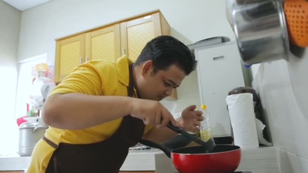 Чоловік готує і готує свою їжу — стокове відео