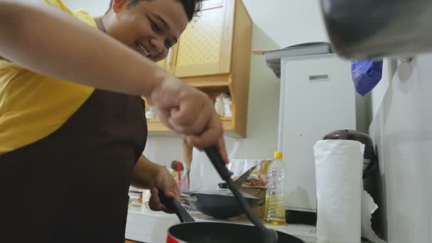 Człowiek przygotowuje i gotuje swoje jedzenie — Wideo stockowe
