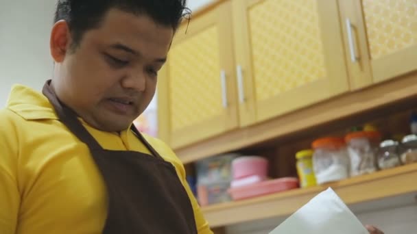 Young fat man preparing his food — Stock Video