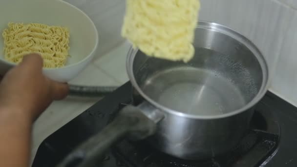 Cocinar fideos instantáneos — Vídeo de stock