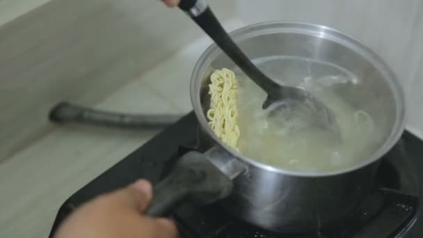 Cozinhar macarrão instantâneo — Vídeo de Stock