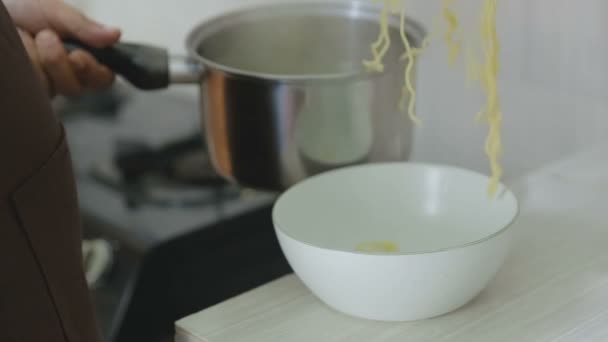 Приготування миттєвої локшини — стокове відео