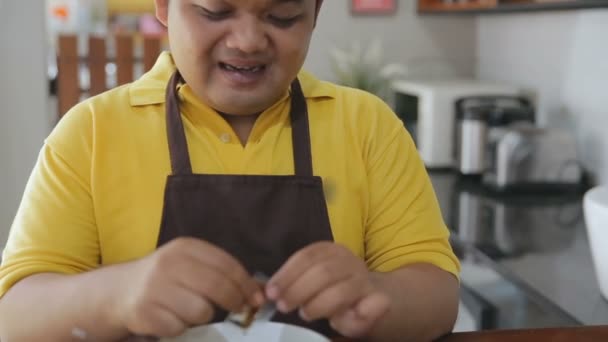 Joven gordo preparando su comida — Vídeo de stock