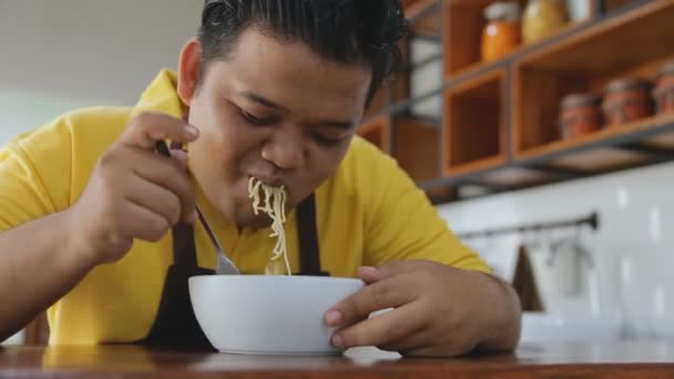 Молодий товстий чоловік їсть — стокове відео