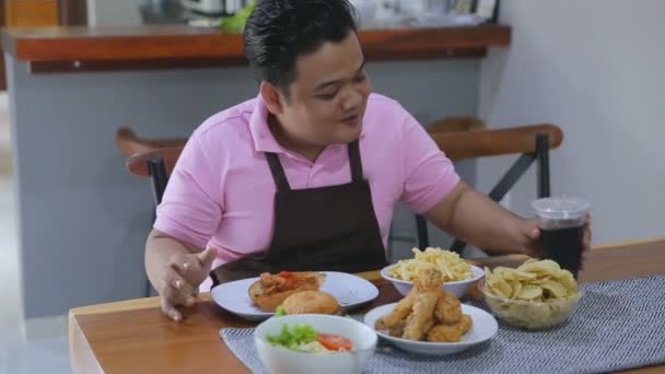 Fiatal kövér ember eszik — Stock videók