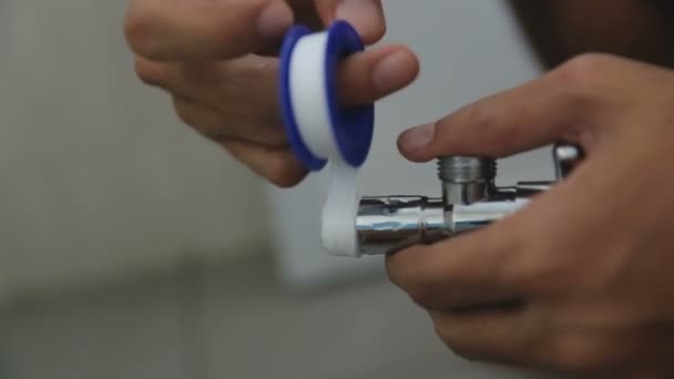 Reparaturkonzept des Technikers mit Klebeband auf Rohr — Stockvideo