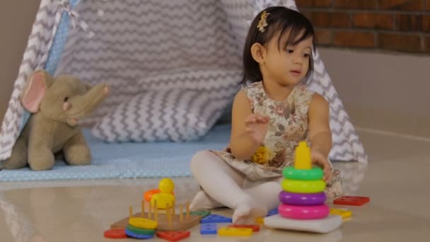 Niño pequeño juega con juguetes en casa — Vídeos de Stock