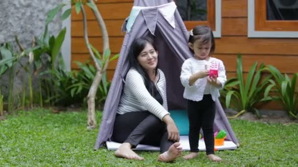 Jouer des jouets avec la mère dans la tente — Video