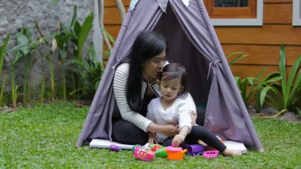 Spelen speelgoed met moeder in tent — Stockvideo