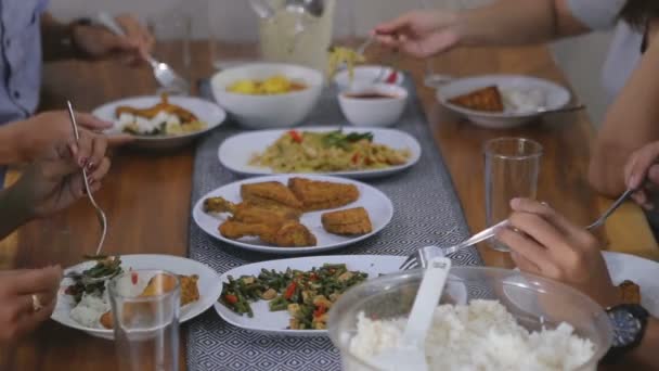 Asian people having lunch — Stock Video