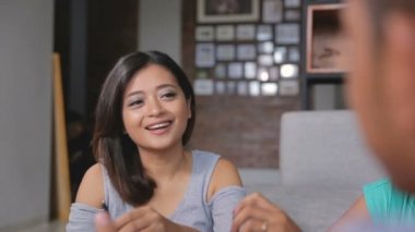 İki arkadaş çalışırken el sıkışıyor.